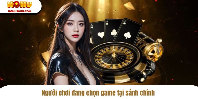 Người chơi đang chọn game tại sảnh chính 